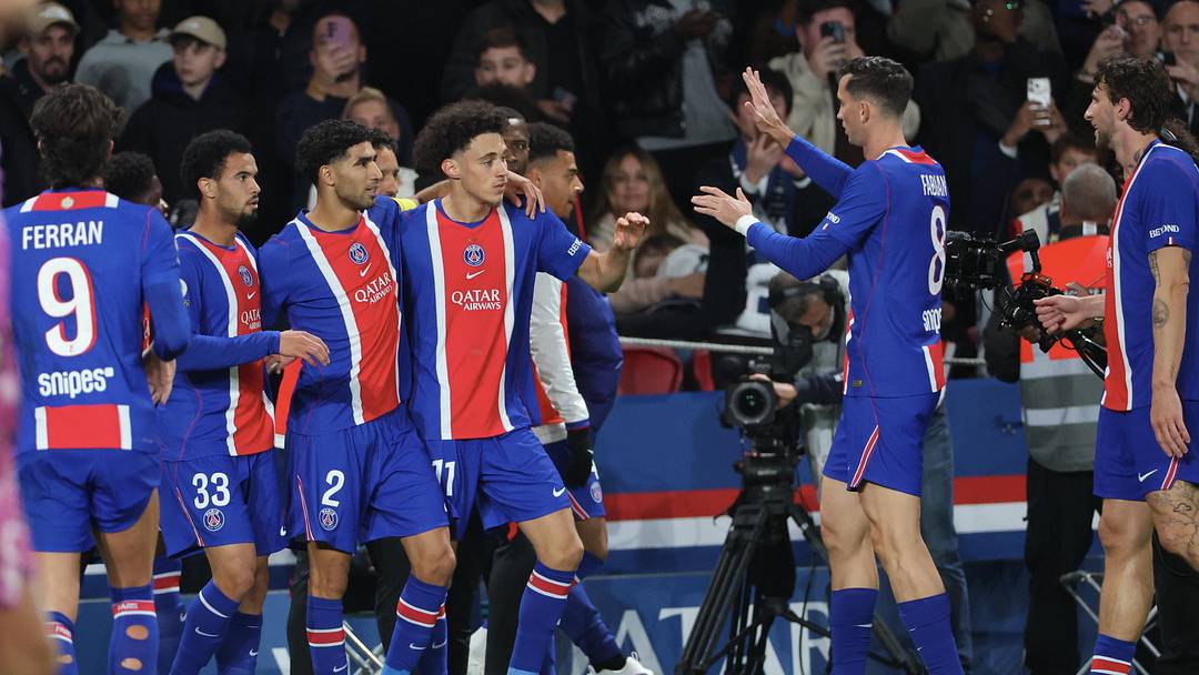 Selebrasi skuad PSG usai menang 4-2 dari Man City. Foto : Ist