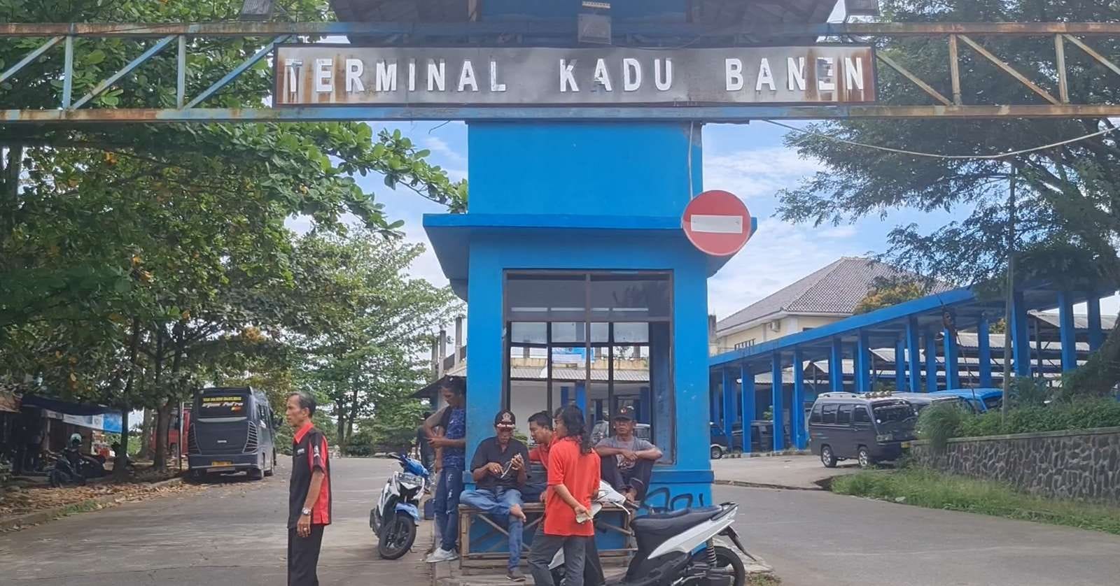 SEPI PENUMPANG. Situasi di Terminal Kadubanen, Kamis (8/10). Para kernet angkutan umum terlihat sedang mencari penumpang dan ada juga yang duduk santai karena sepi penumpang. (ISTIMEWA)