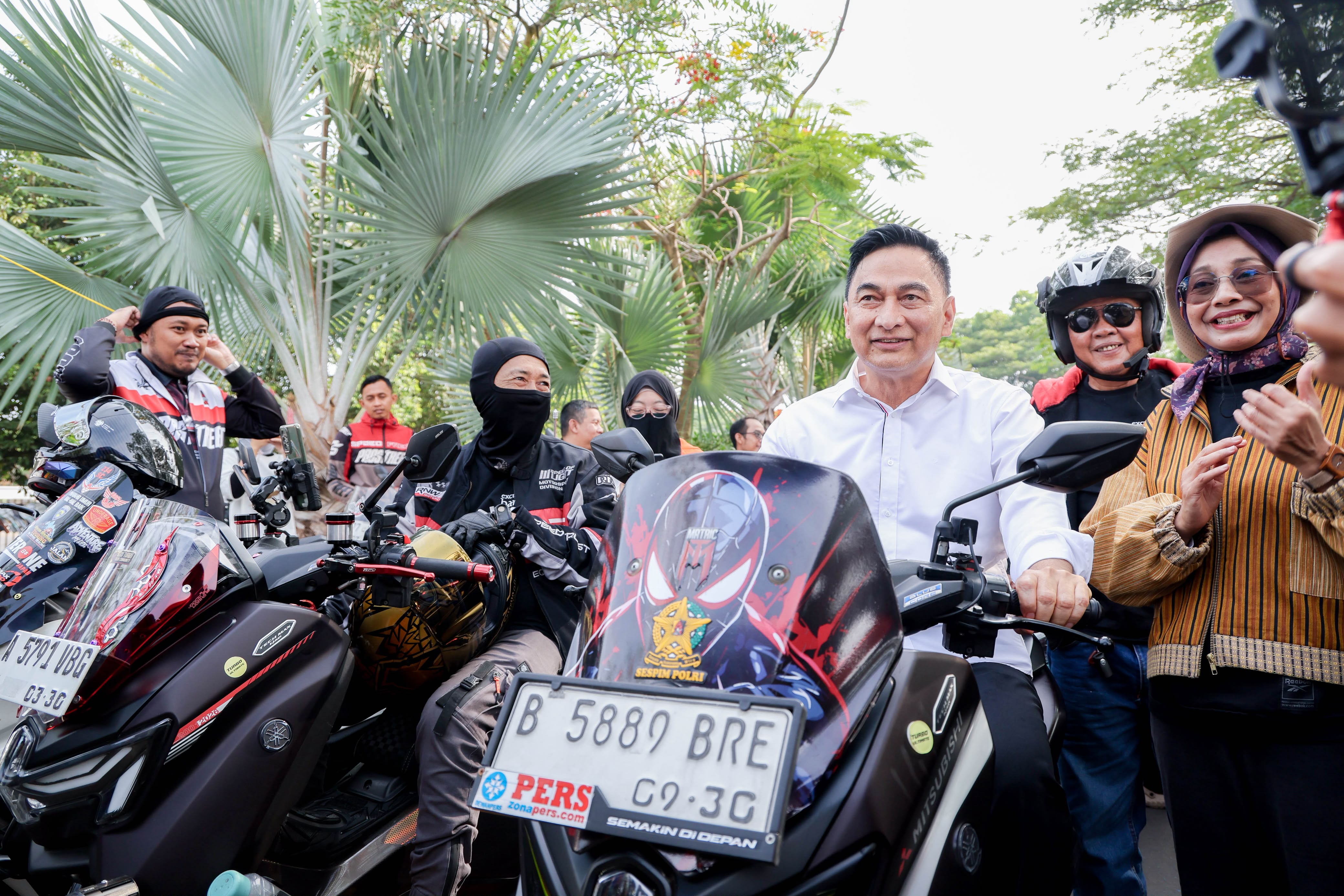 Wakil Gubernur Dimyati saat melepas Touring Exciting Banten Gaspol. Foto : Humas Pemprov