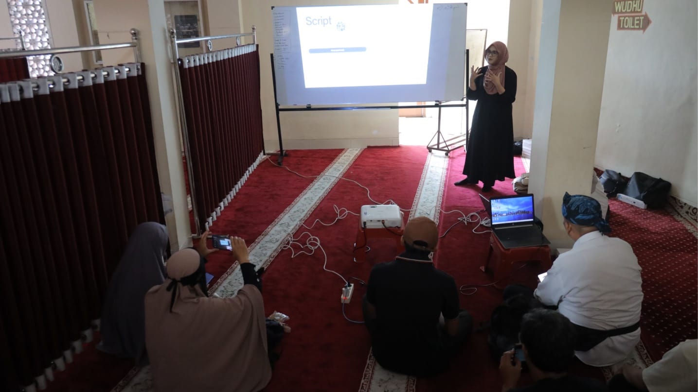 CODING. Antusias remaja masjid saat mengikuti pelatihan coding.