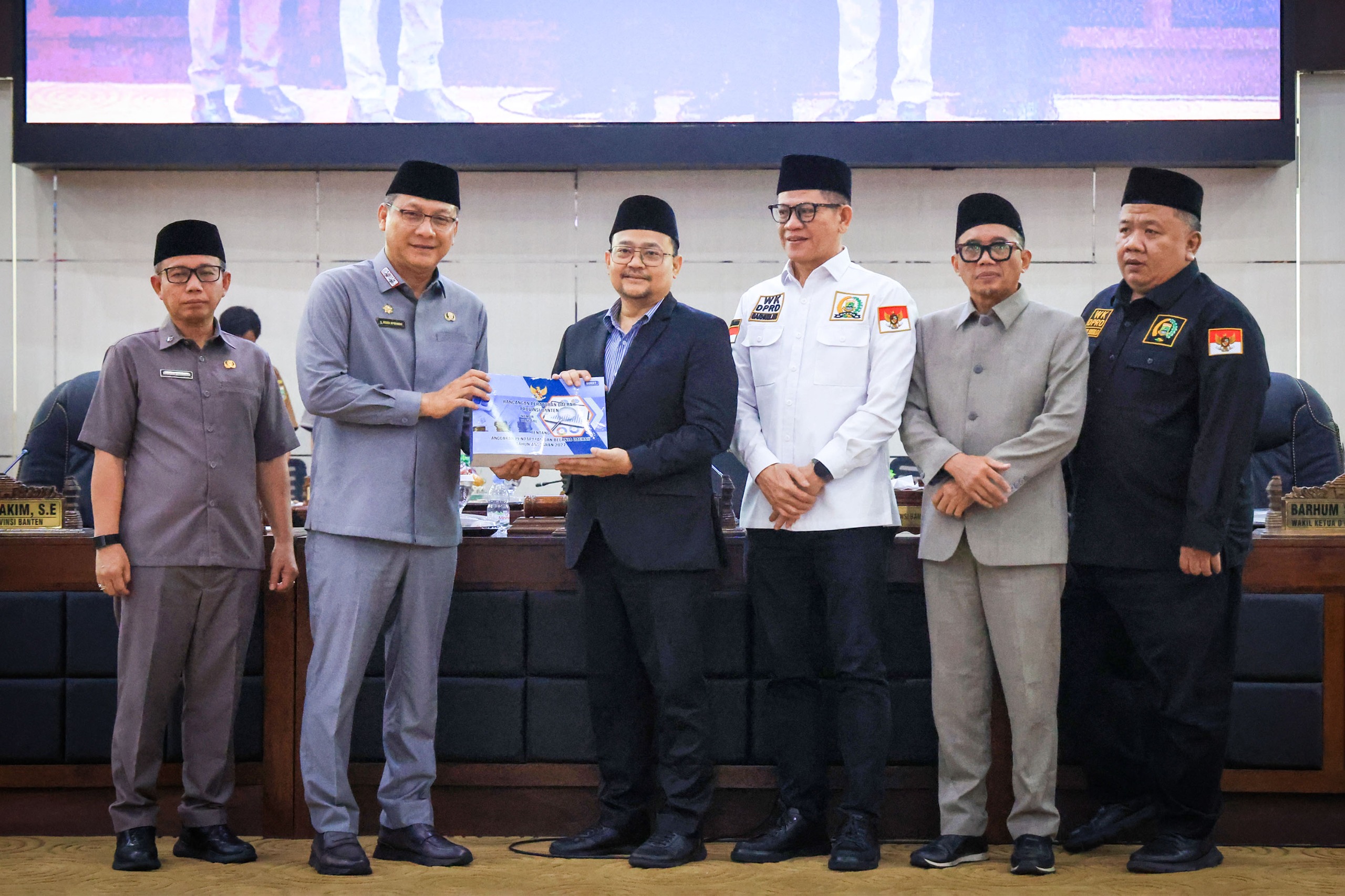 RAPAT PARIPURNA. Sekda Provinsi Banten Deden Apriandhi dalam Rapat Paripurna di DPRD dengan agenda Penjelasan Gubernur atas Rancangan Peraturan Daerah tentang APBD Tahun Anggaran 2027 di Gedung DPRD Banten, KP3B, Kota Serang, Selasa (6/10). BIRO ADPIM PEMPROV BANTEN