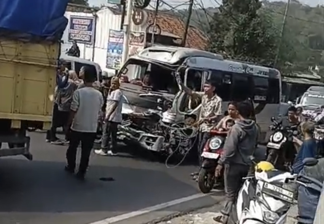 RINGSEK. Mobil Elf yang membawa rombongan TK Nurul Bahari, Desa Sidakmukti, Kecamatan Sukaresmi, Kabupaten Pandeglang, terlihat kondisinya ringsek di bagian depan karena mengalami kecelakaan di Kecamatan Saketi, Kabupaten Pandeglang, Rabu (21/10).