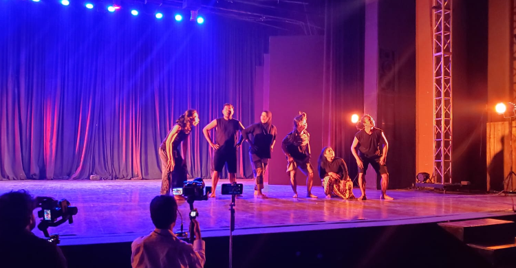 Pertunjukan Ubruk Seniki Cilegon, Banten di ajang 3rd Punjab Maas International Theatre Festival di Alhamra Arts Center, Lahore, Pakistan. Foto : Ist