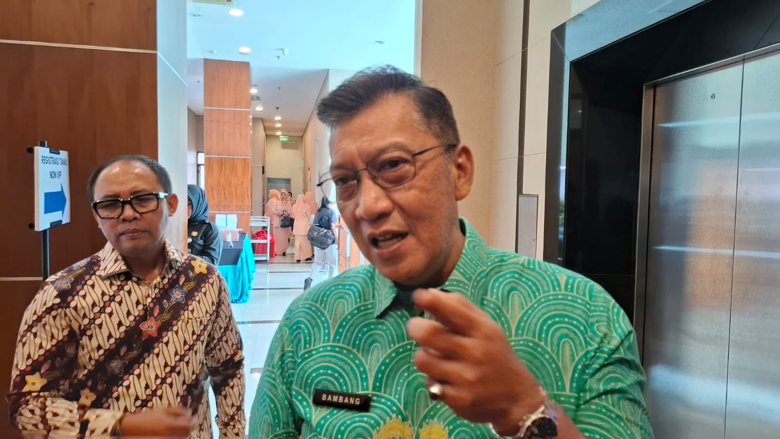 SERAPAN ANGGARAN. Sekda Tangsel, Bambang Noertjahjo saat diwawancarai awak media.