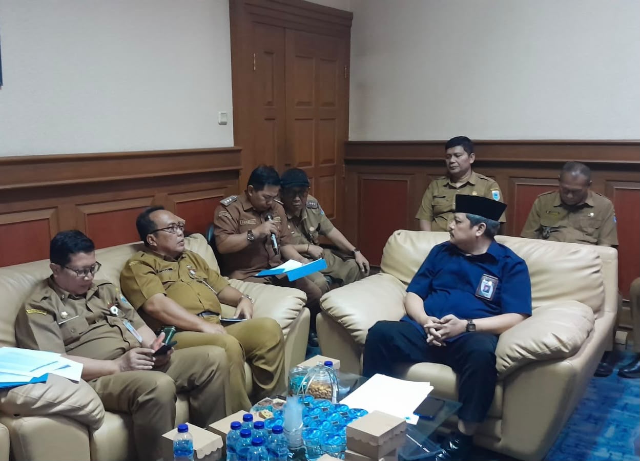 RDP SOAL PBB. Wakil Ketua III DPRD Kabupaten Pandeglang M.M Fuhaira Amin, sedang memimpin Rapat Dengar Pendapat (RDP) tentang persoalan rendahnya PBB, bersama 35 kepala desa dan camat, di ruang kerjanya di DPRD Pandeglang, Rabu (30/9). (ISTIMEWA)