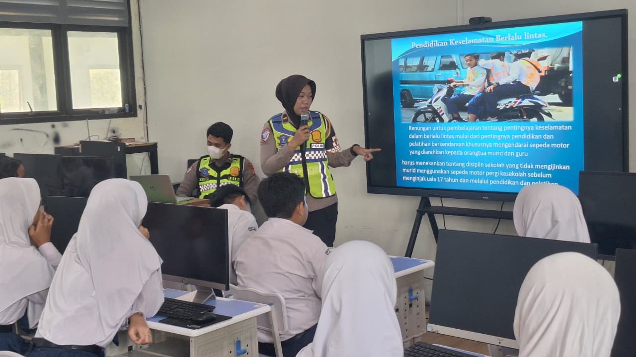 EDUKASI - Satlantas Polres Tangsel berikan edukasi kepada para siswa SMPN 8 Kota Tangsel.