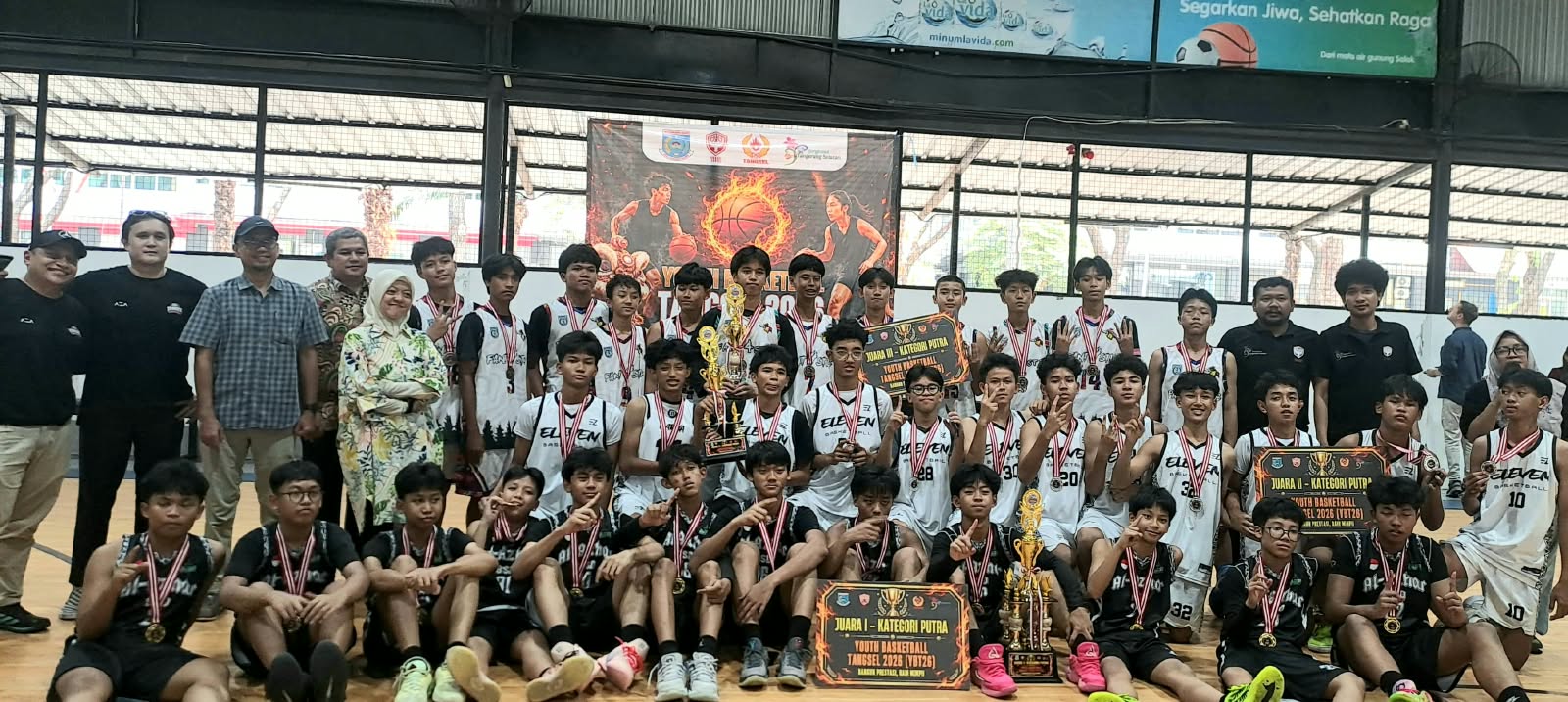 BASKET. Nampak Para pemenang saat menerima hadiah