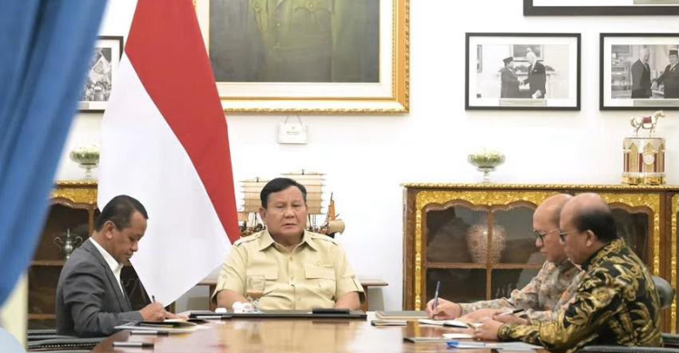 Presiden Prabowo didampingi Menteri ESDM Bahlil Lahadalia menerina Suroso Isnandar Direktur Utama PT PLN (Persero). Foto : Ist
