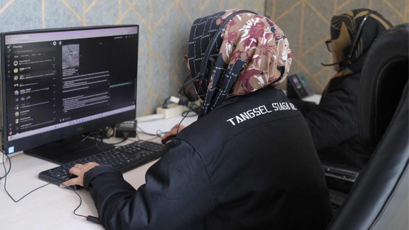 TANGSEL SIAGA. Petugas Tangsel Siaga 112 saat memantau aduan warga.