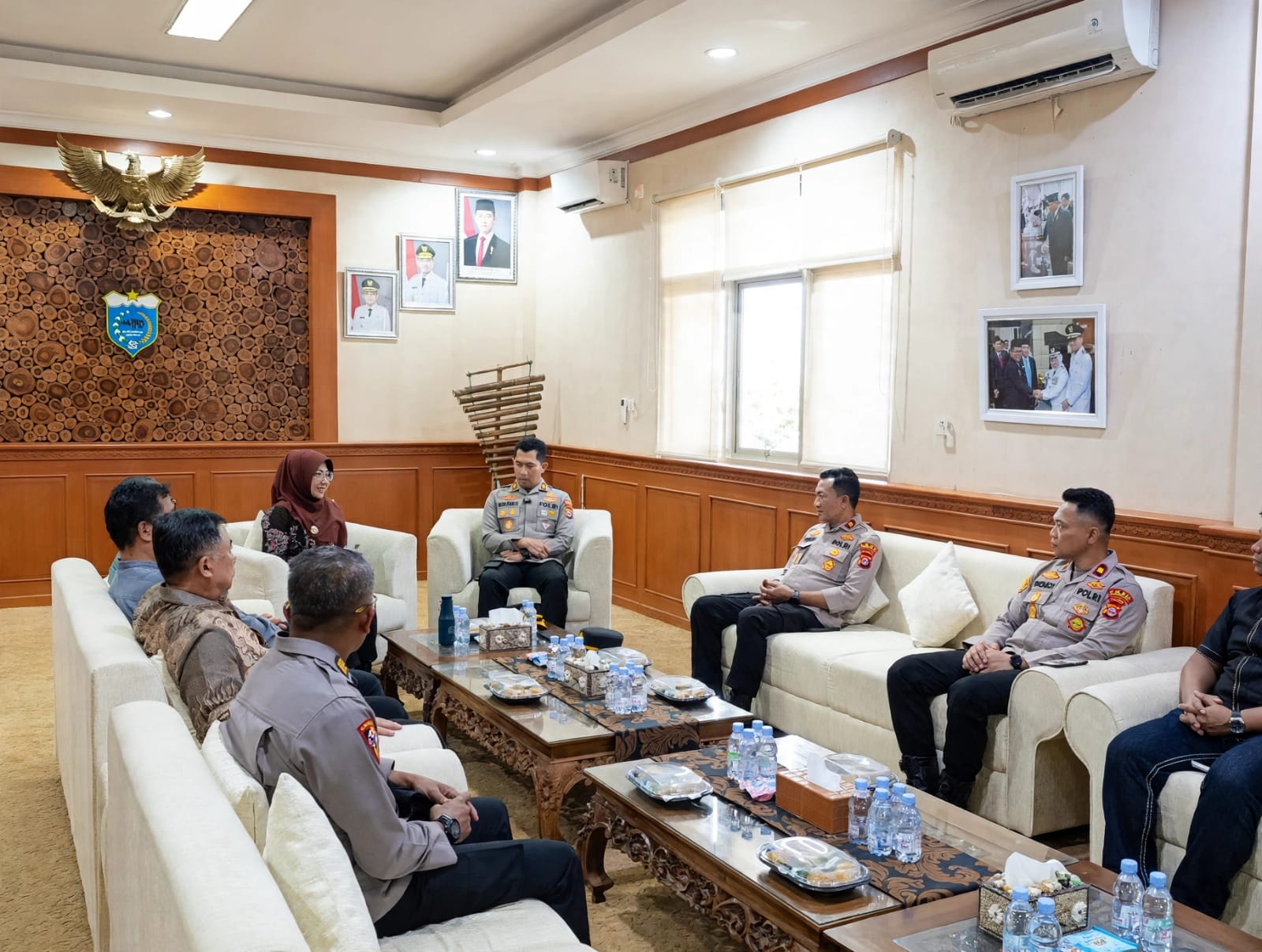 Bupati Dewi Setiani didampingi jajaran menerima kunjungan Kapolres Pandeglang, AKBP Sonny Harsono, di ruang kerja bupati, Jumat (2/10/2026).(Istimewa)