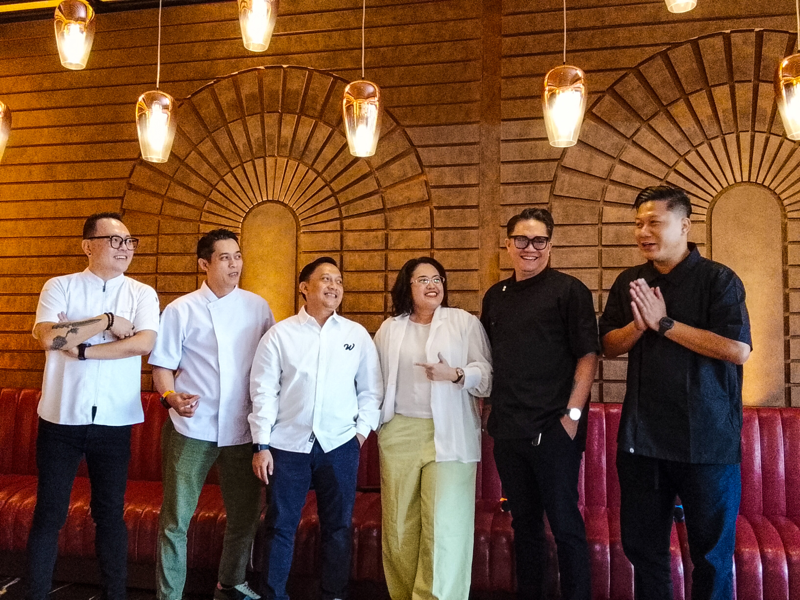 Chef Dean bersama Chef Okky Ho, Chef Ramos, dan Chef Joe berfoto bersama jajaran manajemen Novotel Tangerang BSD City saat konferensi pers King’s Table di Seravie Restaurant, Sabtu (3/10/2026). (tangselpos.id/lim)