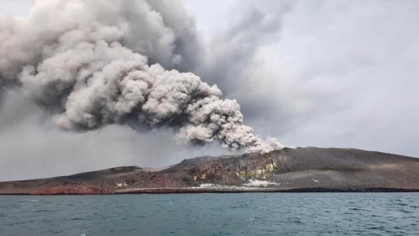Ilustrasi gunung anak Krakatau. Foto : Ist