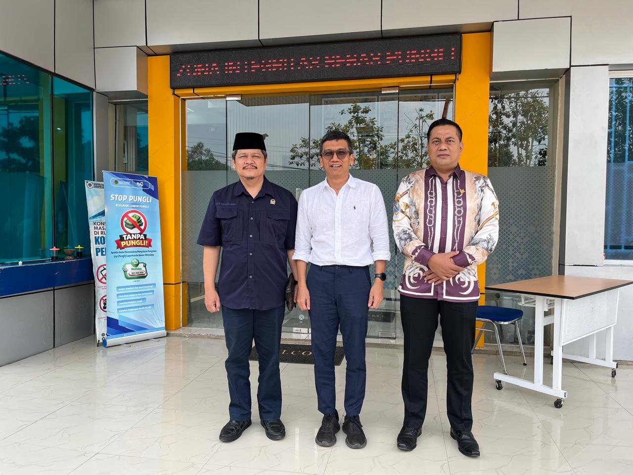 FOTO BERSAMA. Usai pertemuan, Waka III DPRD Pandeglang MM. Fuhaira Amin samping kiri kenakan peci hitam, bersama Ketua Komisi I Syamsudin Aliandono samping kanan, sedang foto bersama Kepala ATR/BPN Pandeglang, di depan Kantor ATR/BPN Pandeglang, Kamis (8/10). (ISTIMEWA)