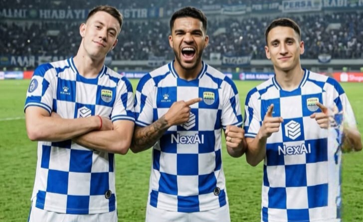 Pahlawan Persib saat hadapi Port FC Thailand Mariano Peralta (kiri), Berguinho (tengah) dan Luka Menalo. Foto : IG