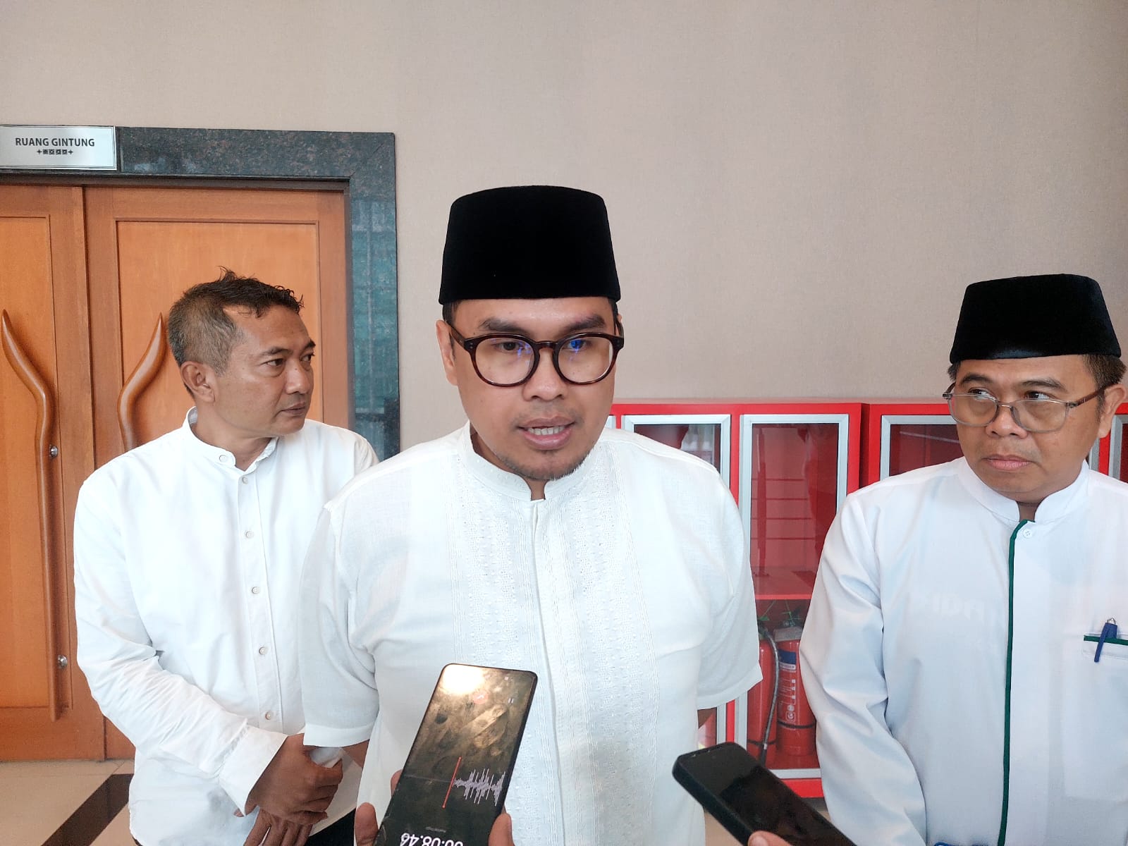 ANGGARAN PORPROV. Ketua PB Porprov Banten, Pilar Saga Ichsan saat menuturkan penambahan anggaran Porprov usai memimpin rapat di Puspemkot Tangsel.