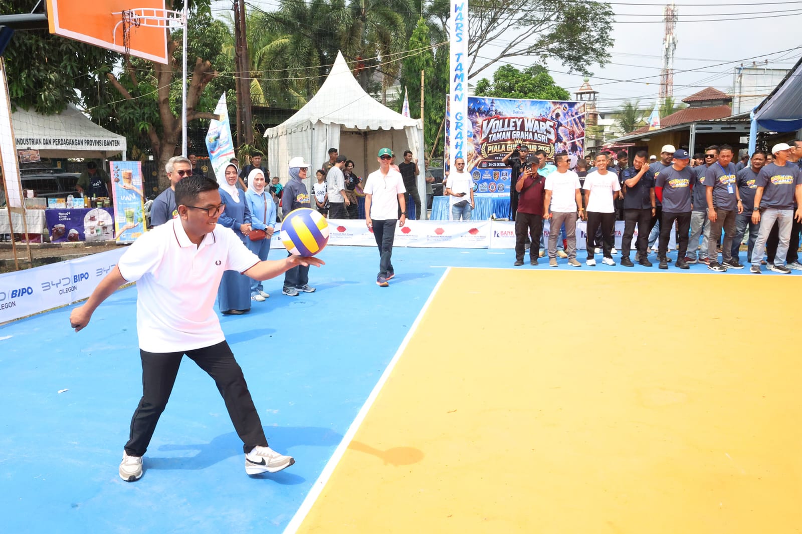 Gubernur Andra Soni membuka Turnanen Voli Piala Gubernur Banten diikuti 18 tim. Foto; Humas Pemprov