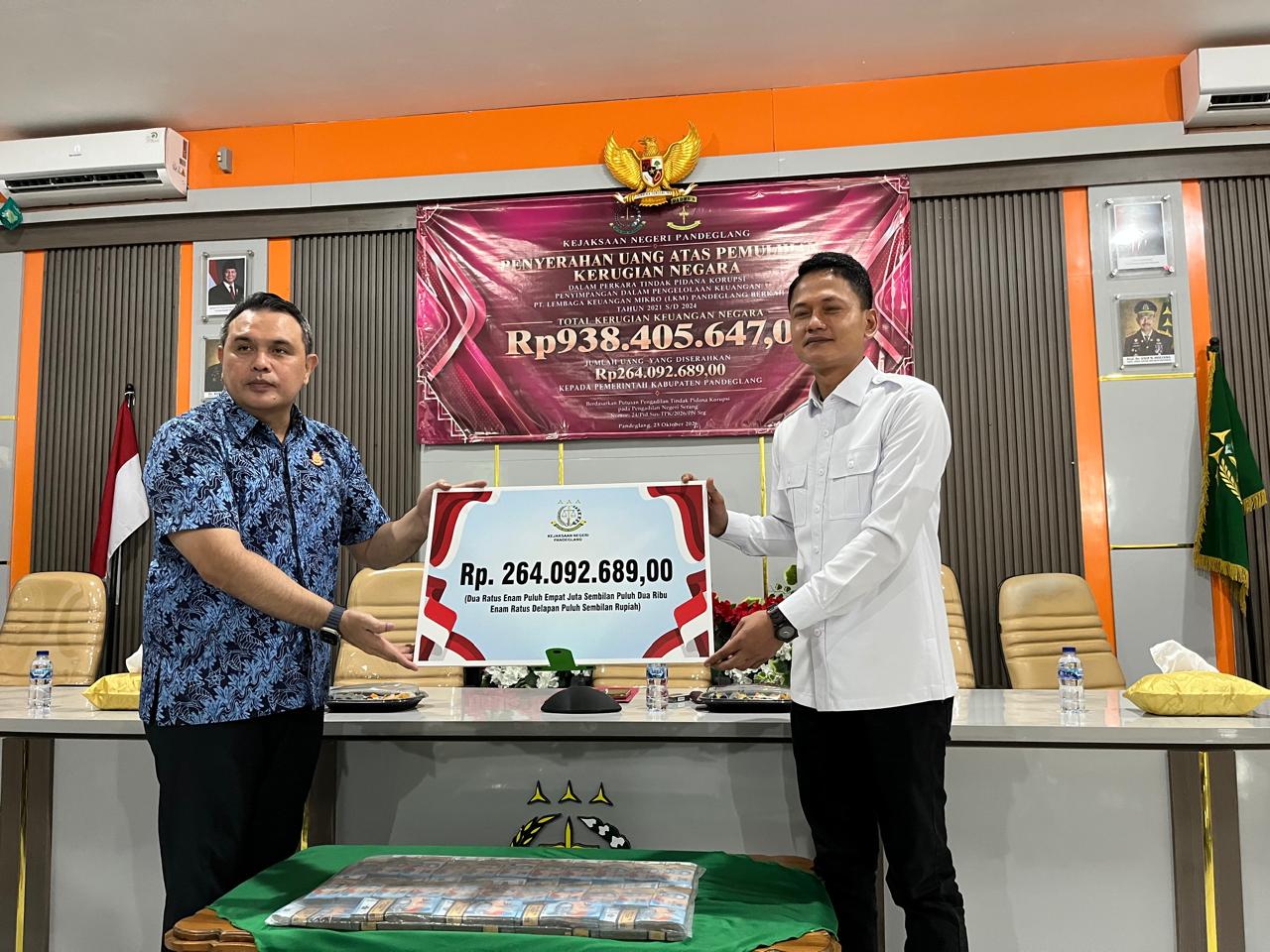 SERAHKAN SITAAN TIPIKOR. Kepala Kejari Pandeglang Suryadi Sembiring, secara simbolis menyerahkan uang sitaan Tipikor sebesar Rp 264 juta kepada Wabup Pandeglang Iing Andri Supriadi, di lingkungan Kantor Kejari Pandeglang, beberapa waktu lalu. (NIPAL SUTIANA/TANGSEL POS)