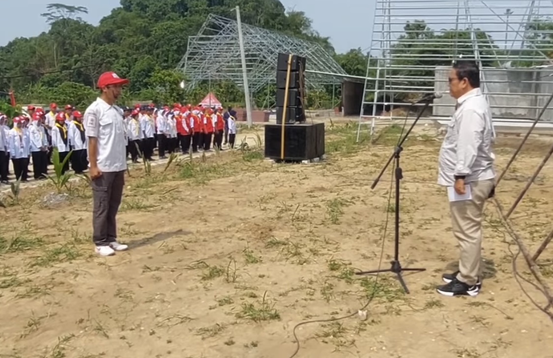 LAPOR. Pemimpin upacara Jumbara PMII sedang melapor kepada Wabup Amir Hamzah sebagai Pembina Apel, di di Kampung Pasir Gendok, Kecamatan Cibadak, Kabupaten Lebak, Sabtu (24/10) lalu. (DOK. PROKOPIM SETDA LEBAK)