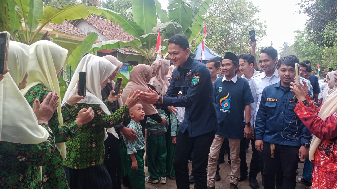 Wakil Bupati Pandeglang, Iing Andri Supriadi saat menghadiri Bulan Bakti Karang Taruna ke-66 yang dirangkaikan dengan upacara peringatan Hari Sumpah Pemuda ke-98, di Lapangan Voli Kampung Motor Barat, Desa Montor, Kecamatan Pagelaran, Rabu (28/10/2026).(Istimewa)