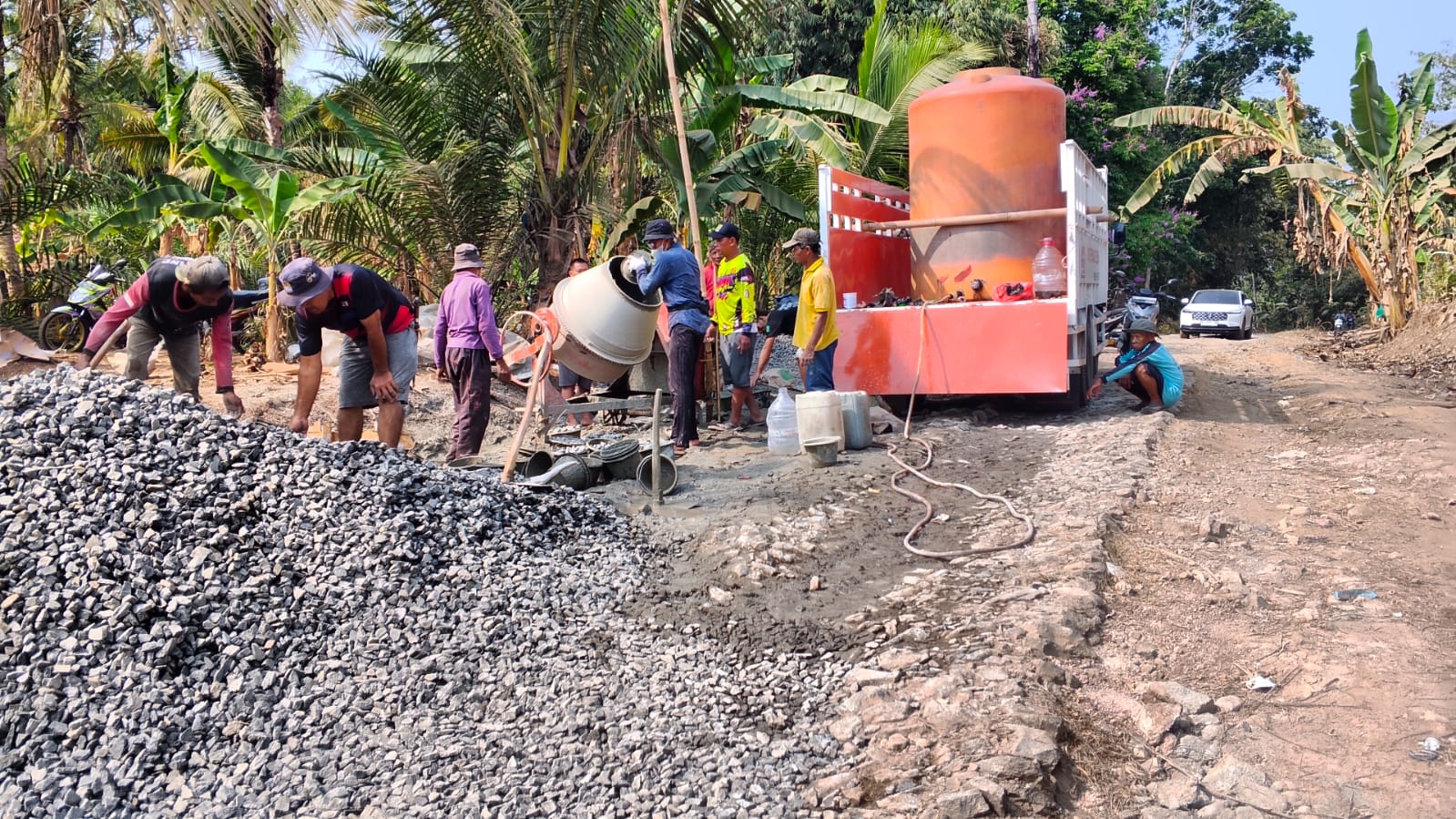 MEMBANGUN JALAN. Warga Desa Kadubadak, Kecamatan Angsana, Kabupaten Pandeglang, sedang bergotong royong membangun jalan penghubung Kecamatan Angsana dengan Kecamatan Munjul, Rabu (7/10). (DOK. WARGA)