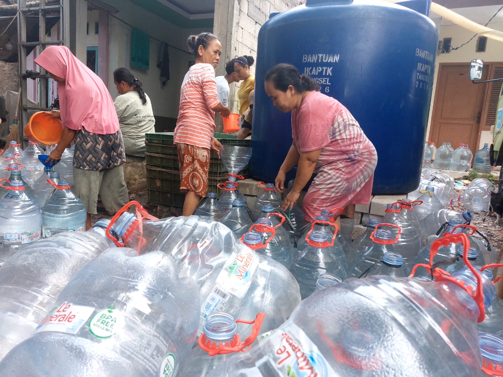 Pendistribusian air bersih di RT 02 RW 01 Kelurahan Keranggan, Setu, Tangsel, Senin (12/10). (TangselPos/Rachman)