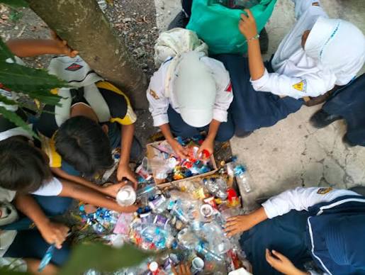 Ilustrasi siswa memilah sampah.(Istimewa)