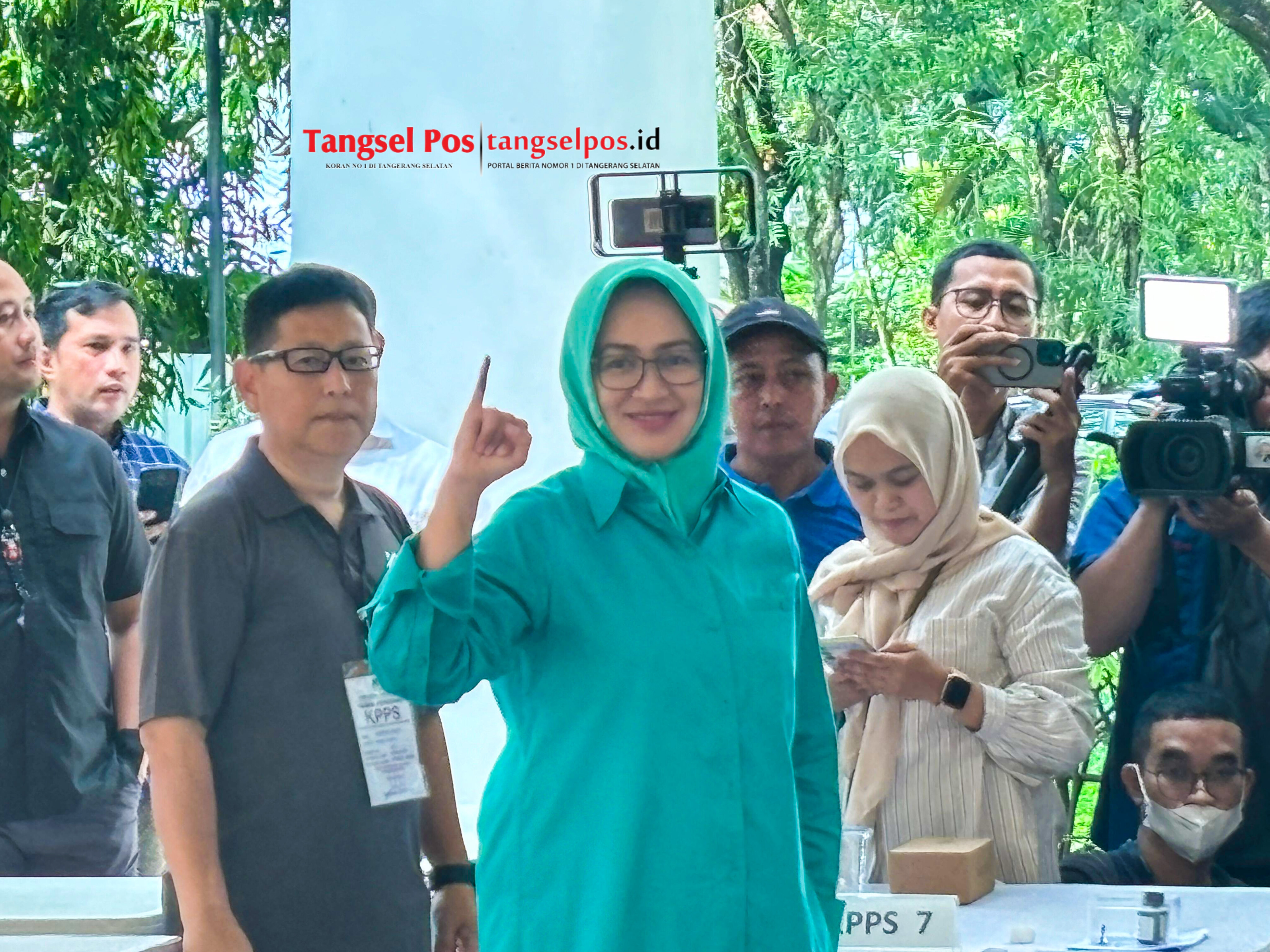 Airin Rachmi Diany Nyoblos di TPS 15 Serpong Utara. (tangselpos.id/mg.abi)