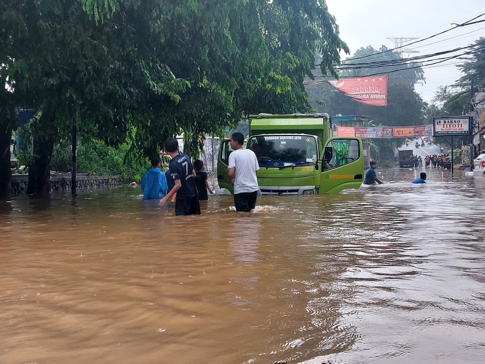 Jalan Aria Putra, Ciputat, Tangerang Selatan (Tangsel) terputus akibat terendam genangan air. (tangselpos.id/rmn)