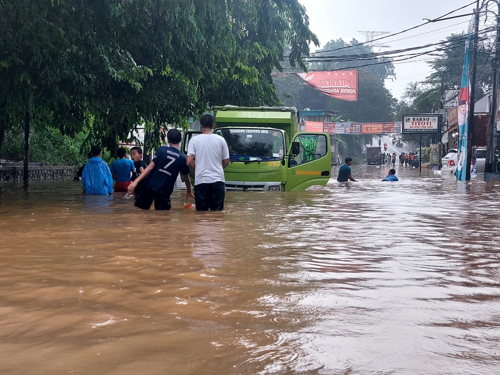 Jalan Aria Putra, Ciputat, Tangerang Selatan (Tangsel) terputus akibat terendam genangan air. (tangselpos.id/rmn)