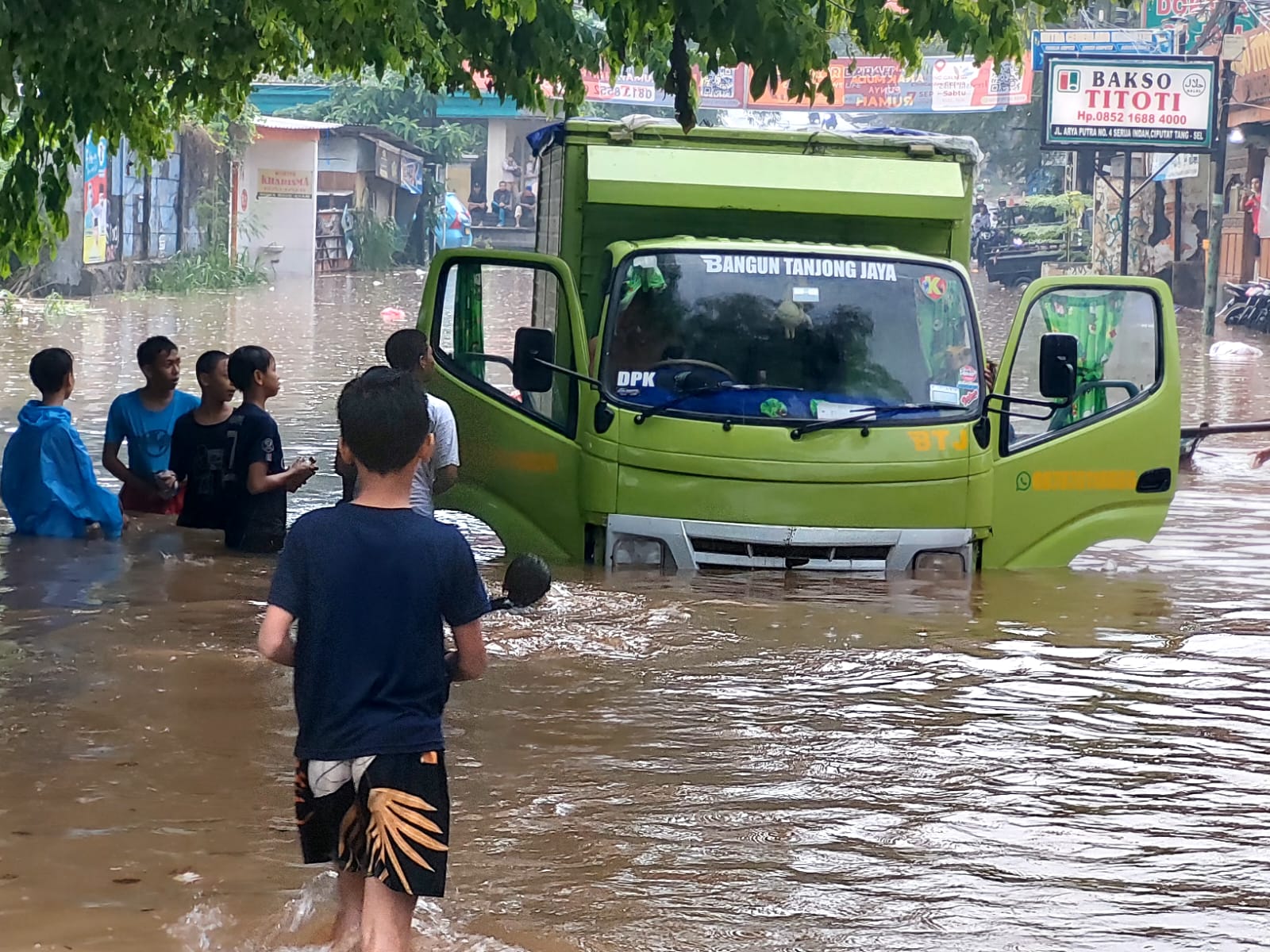 Jalan Aria Putra, Ciputat, Tangerang Selatan (Tangsel) terputus akibat terendam genangan air. (tangselpos.id/rmn)