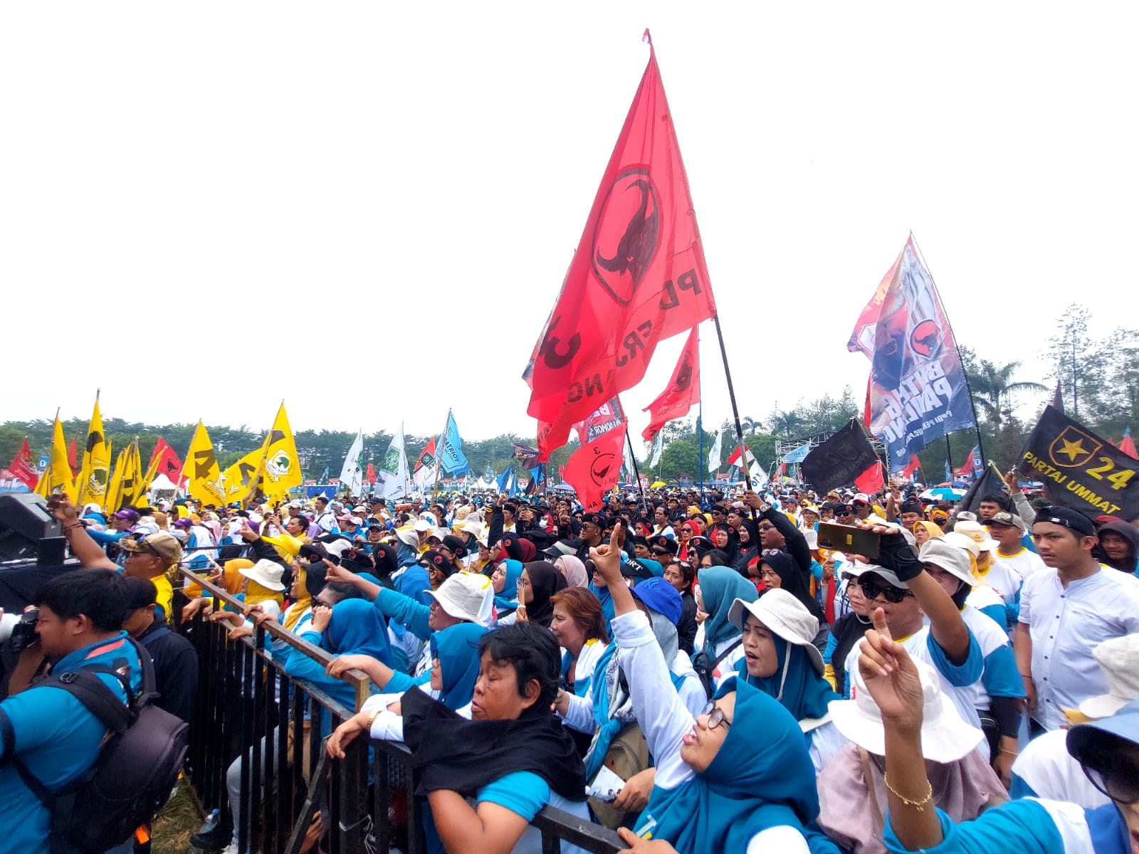 Kampanye akbar pasangan calon Wali Kota dan Wakil Wali Kota Tangerang Selatan (Tangsel) nomor urut 01. (tangselpos.id/rmn)