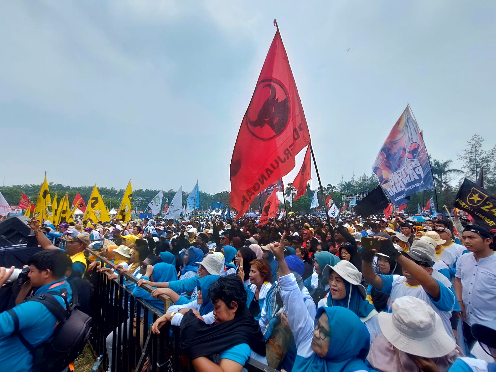 Kampanye akbar pasangan calon Wali Kota dan Wakil Wali Kota Tangerang Selatan (Tangsel) nomor urut 01. (tangselpos.id/rmn)