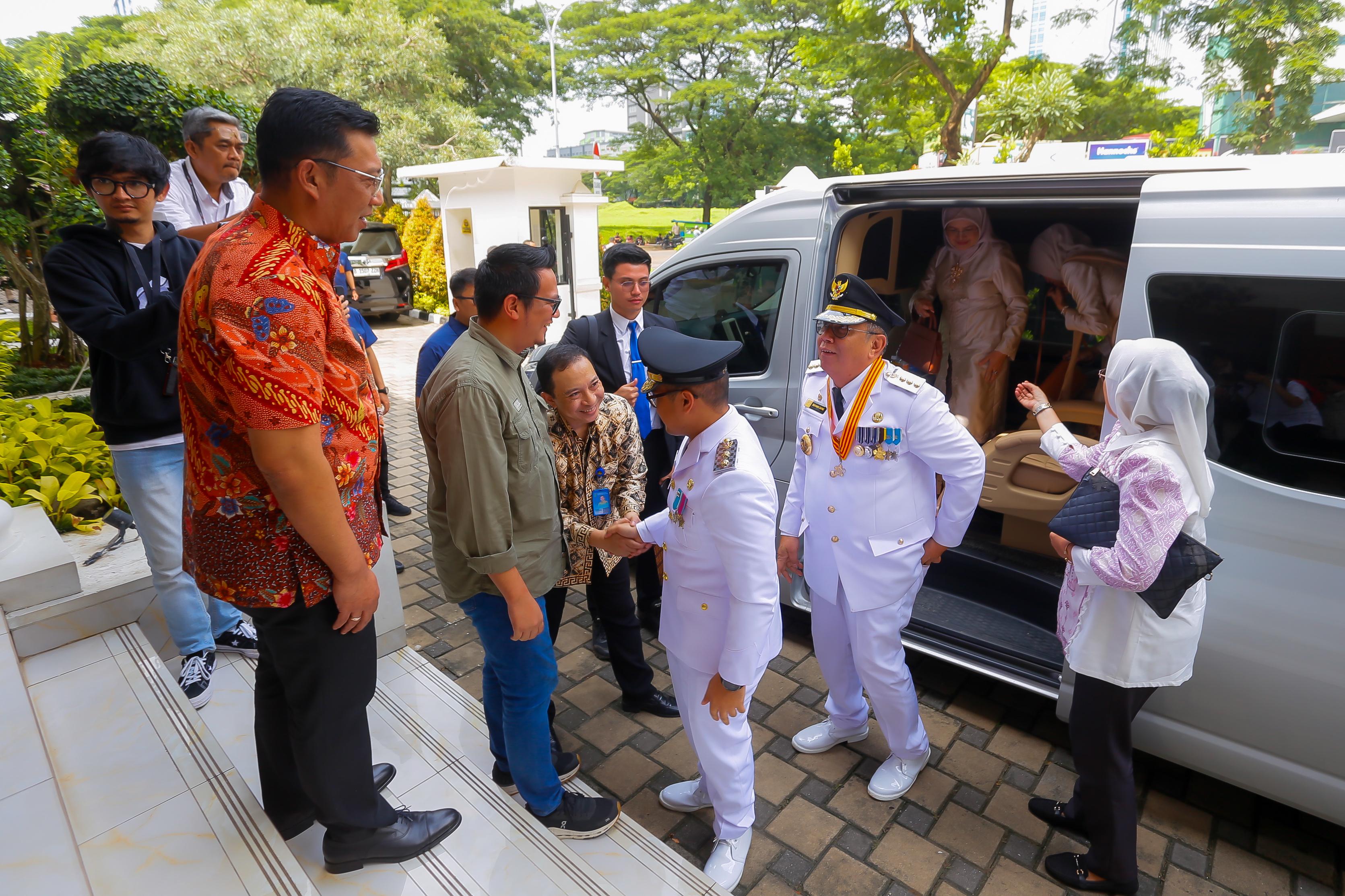 Wali Kota Tangsel, Benyamin Davnie saat dijumpai di Rumah Dinas, sepulangnya dari pelantikan, Kamis (20/2). (Dok. Humas Pemkot Tangsel)