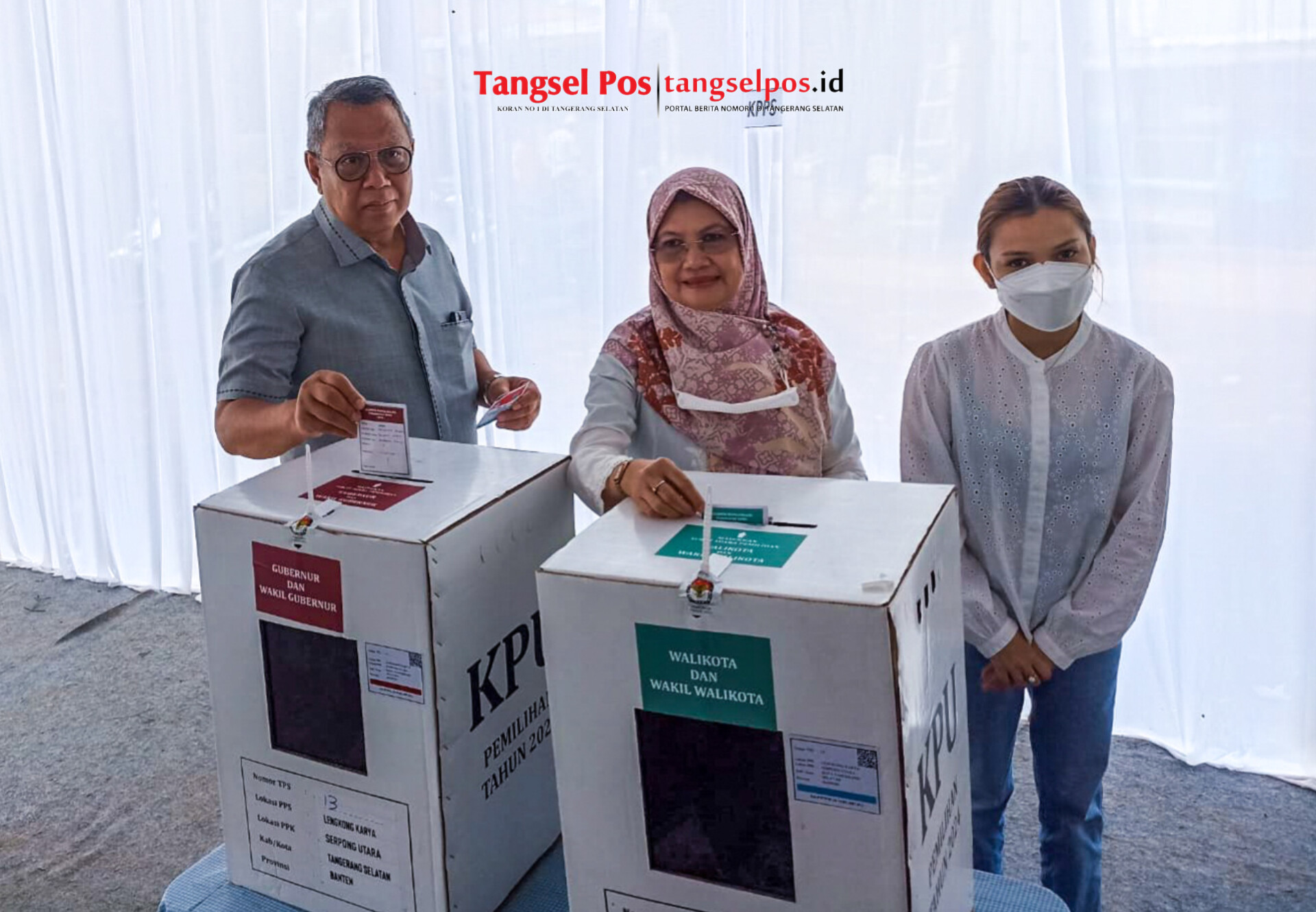 Benyamin Davnie, calon Wali Kota Tangerang Selata nmencoblos di TPS 13 Lengkong Karya, Serpong Utara, Tangerang Selatan, Rabu (27/11/2024). (tangselpos.id/dzikri)