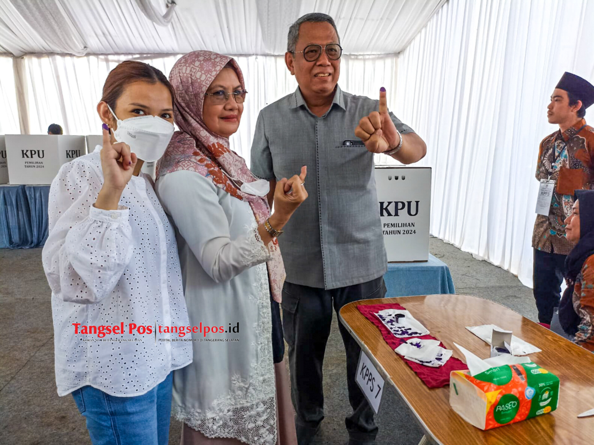 Benyamin Davnie, calon Wali Kota Tangerang Selata nmencoblos di TPS 13 Lengkong Karya, Serpong Utara, Tangerang Selatan, Rabu (27/11/2024). (tangselpos.id/dzikri)