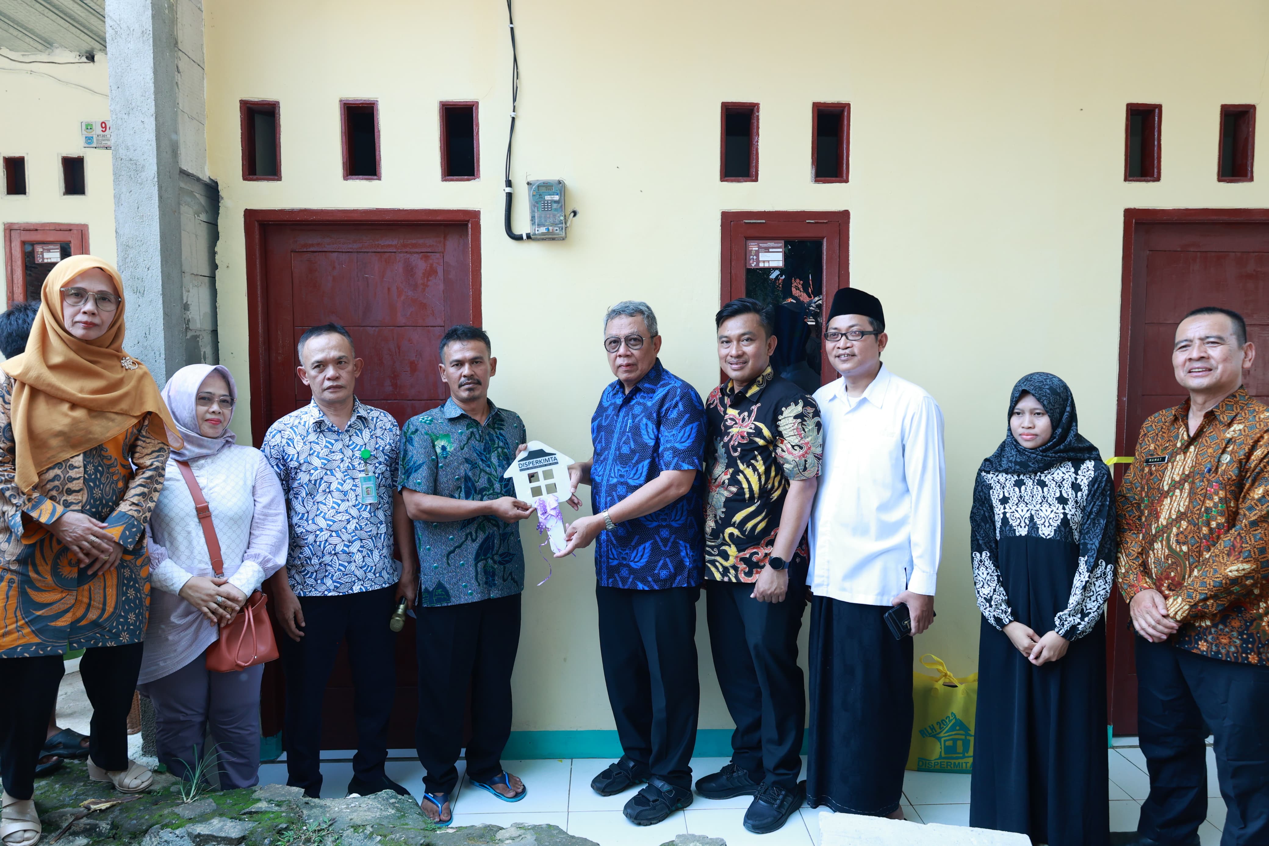 Peresmian bedah rumah atau rumah tidak layah huni menjadi layak huni di wilayah Cipayung, Ciputat, Jombang. (tangselpos.id/irm)