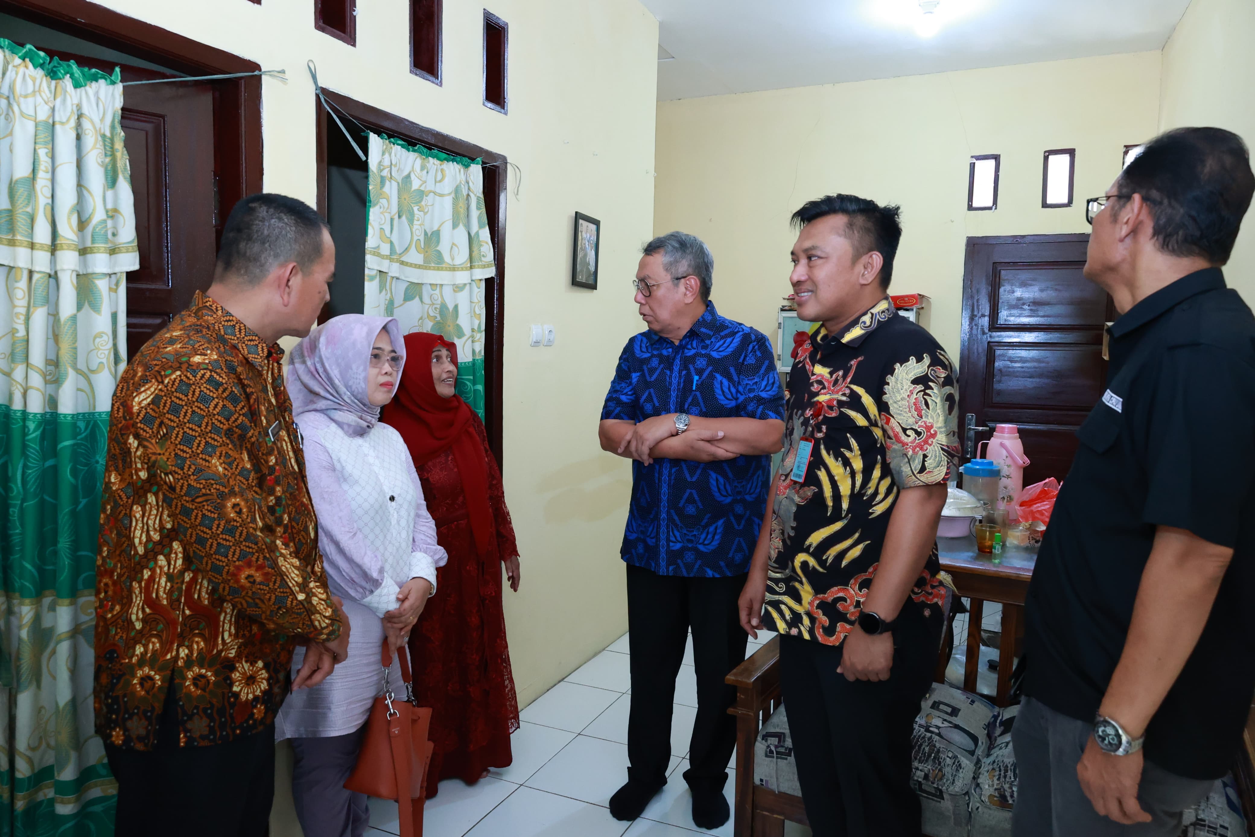 Peresmian bedah rumah atau rumah tidak layah huni menjadi layak huni di wilayah Cipayung, Ciputat, Jombang. (tangselpos.id/irm)