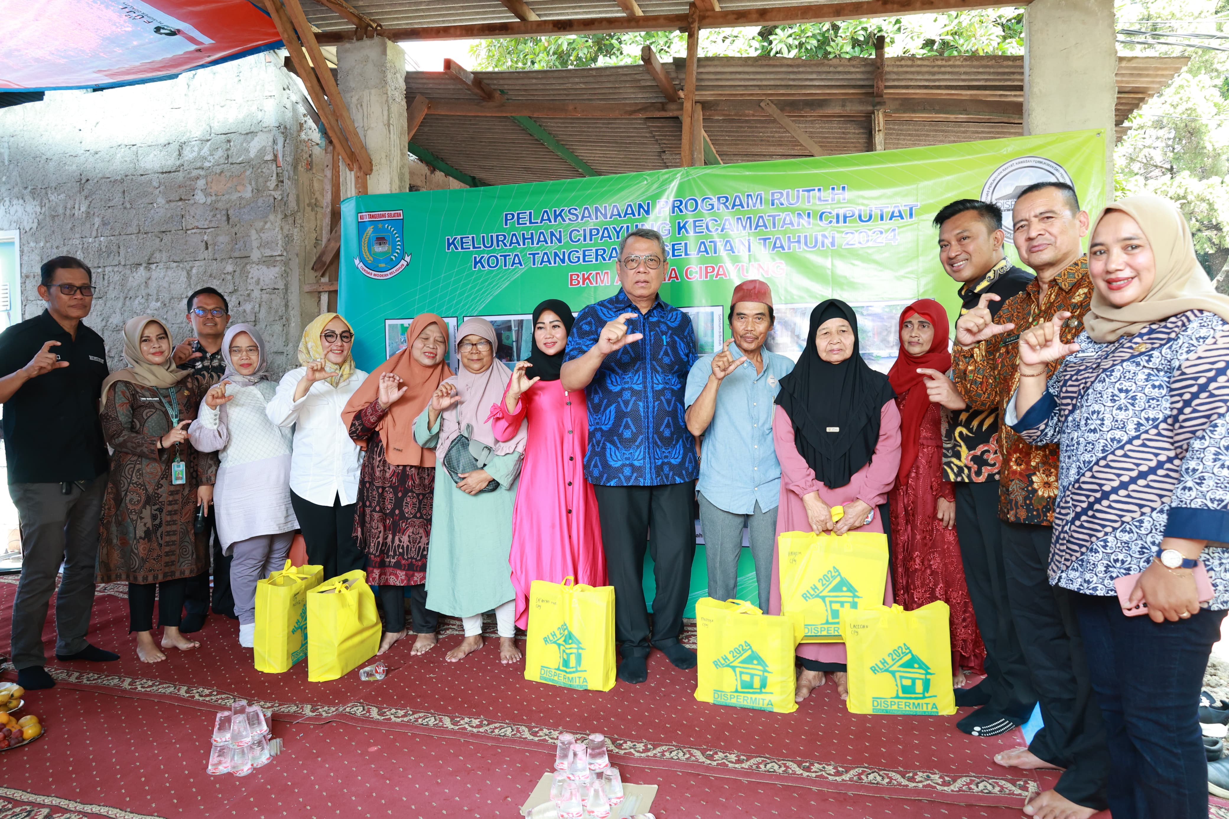 Peresmian bedah rumah atau rumah tidak layah huni menjadi layak huni di wilayah Cipayung, Ciputat, Jombang. (tangselpos.id/irm)