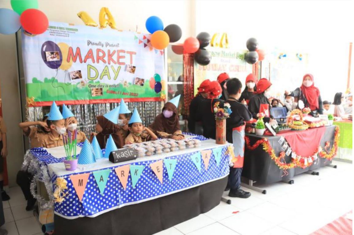 Suasana Giat Market Day Sebagai Pendorong Penggerak Merdeka Belajar di SDN Sukasari 5 Kota Tangerang, Sabtu, (11/6/2022). (tangselpos.id/sh)