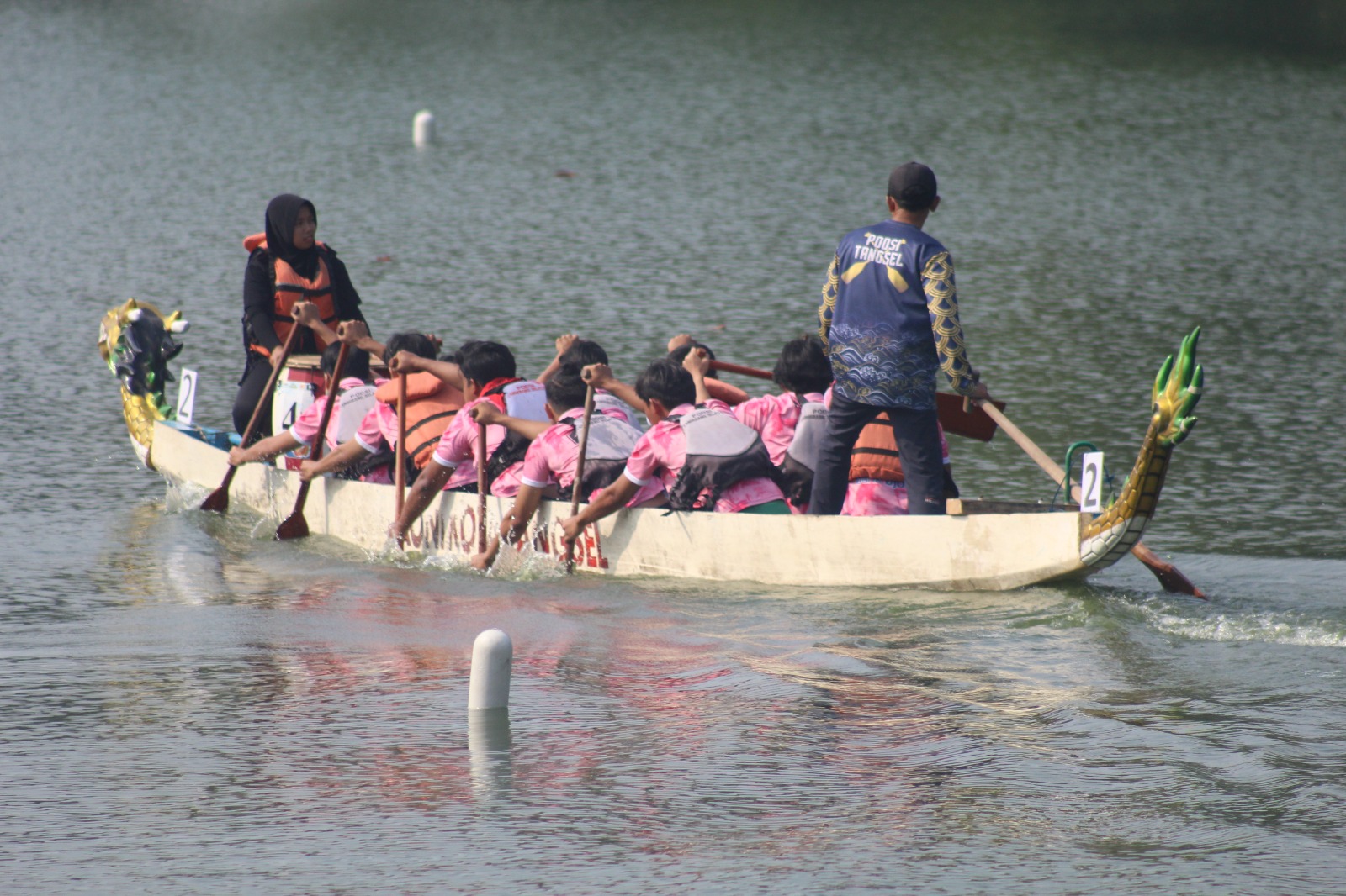 Lomba perahu naga di Setu Tujuh Muara, Pamulang, Sabtu (19/8/2023). (tangselpos.id/mg1)