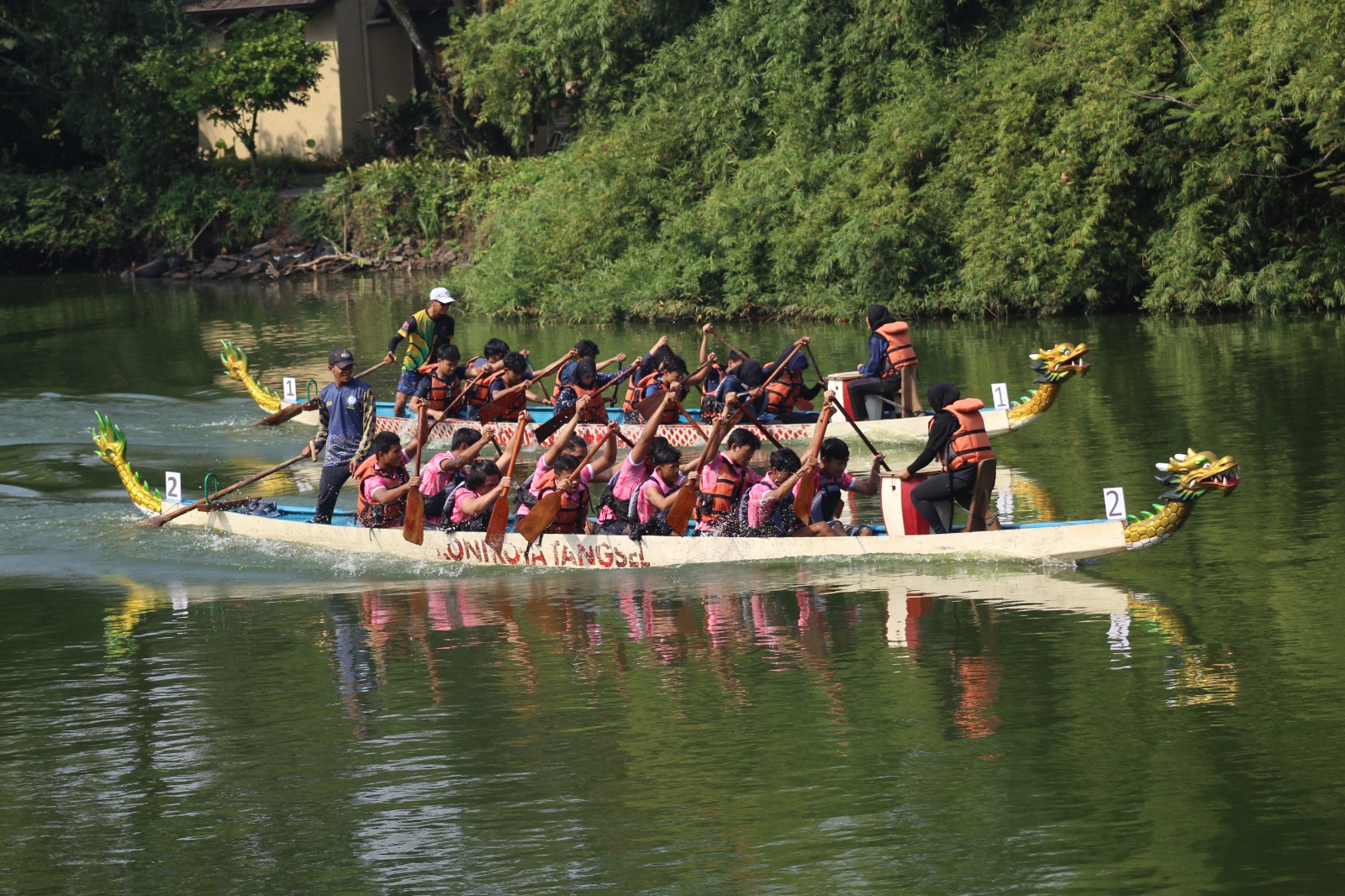 Lomba perahu naga di Setu Tujuh Muara, Pamulang, Sabtu (19/8/2023). (tangselpos.id/mg1)