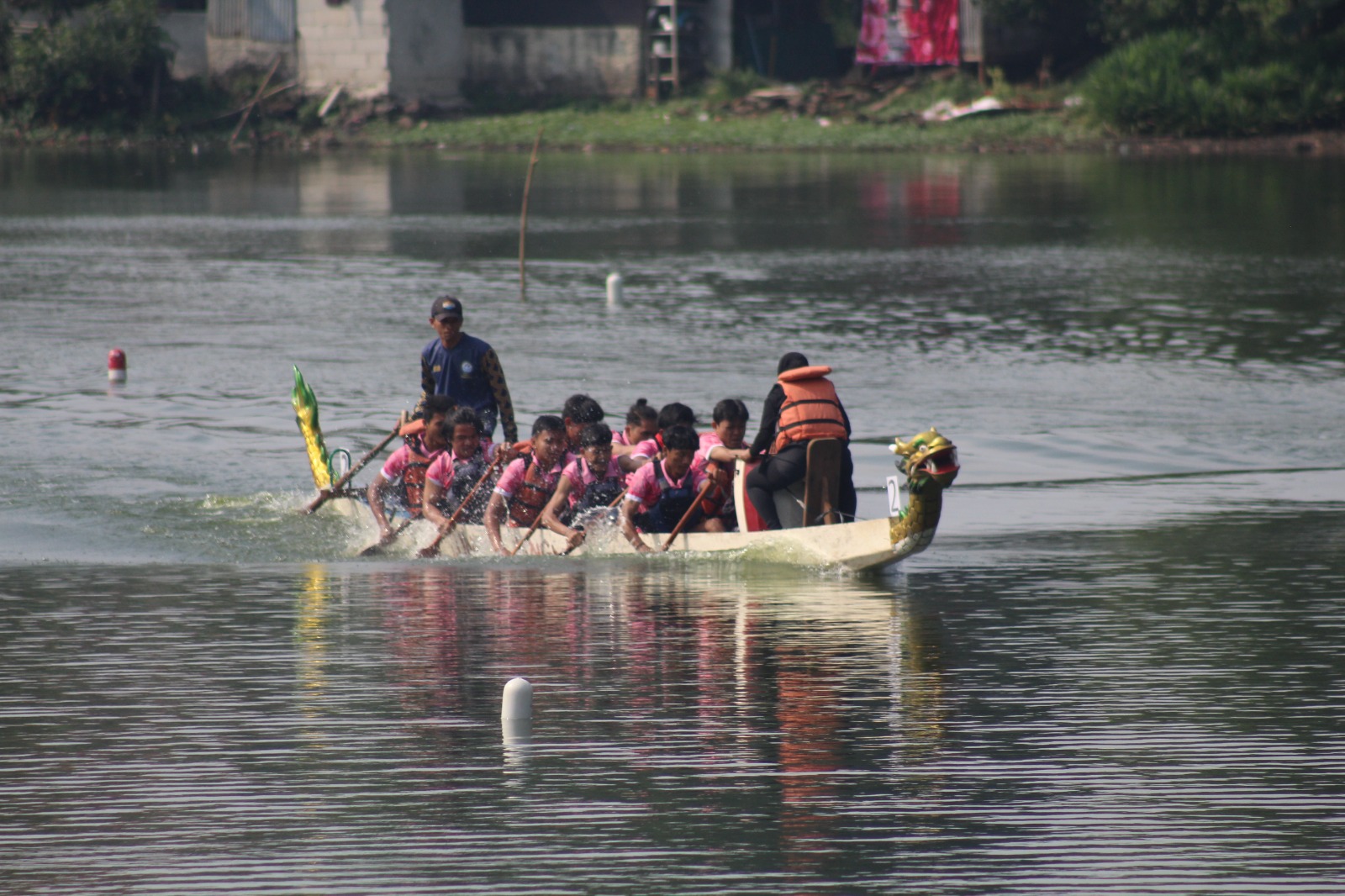 Lomba perahu naga di Setu Tujuh Muara, Pamulang, Sabtu (19/8/2023). (tangselpos.id/mg1)