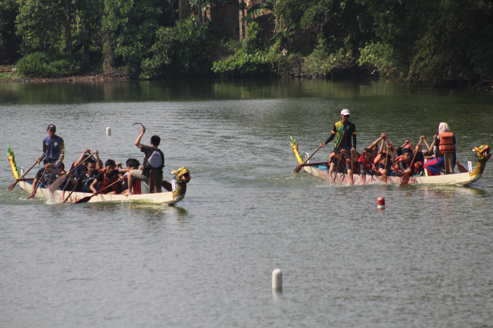 Lomba perahu naga di Setu Tujuh Muara, Pamulang, Sabtu (19/8/2023). (tangselpos.id/mg1)