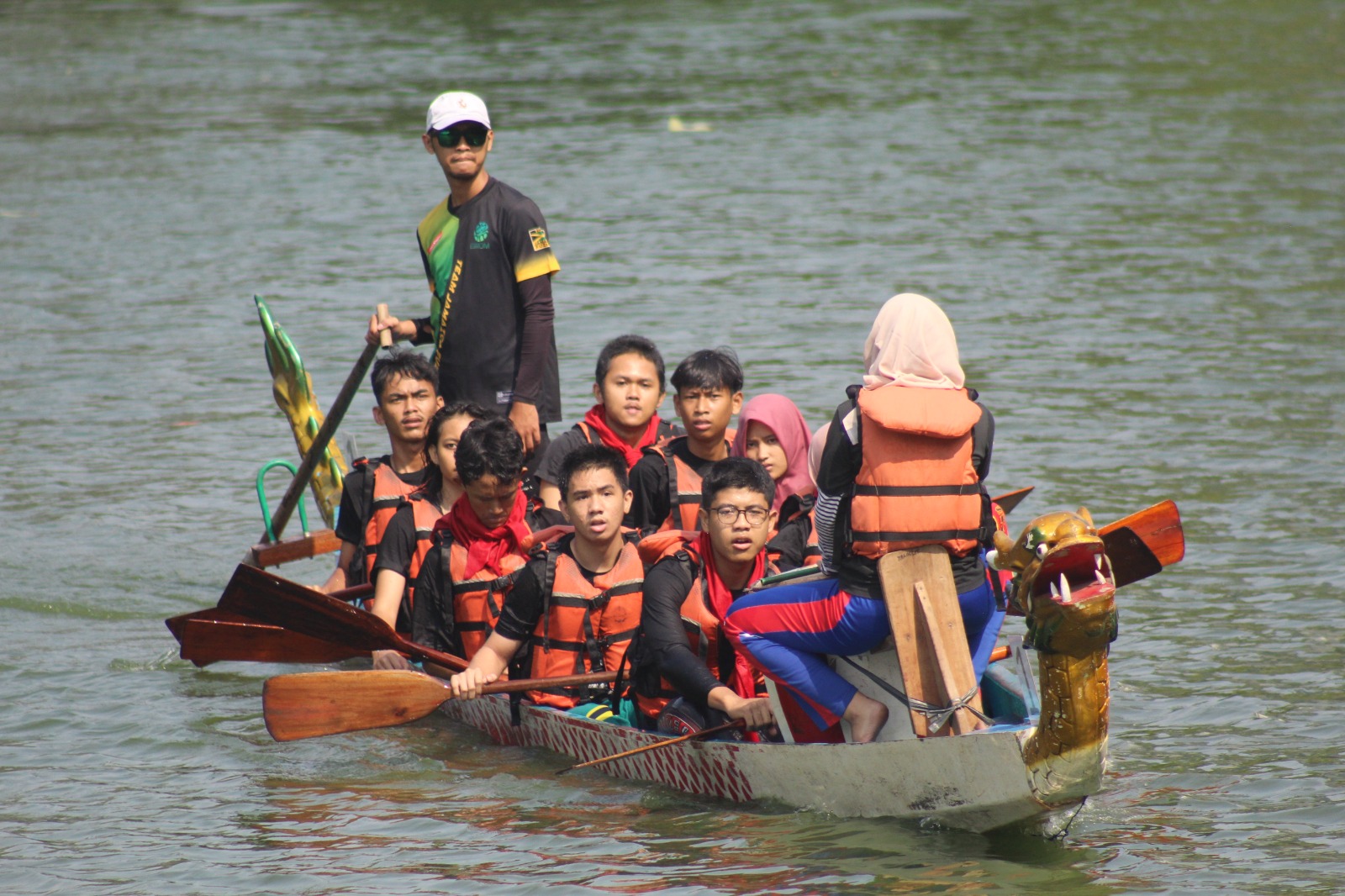 Lomba perahu naga di Setu Tujuh Muara, Pamulang, Sabtu (19/8/2023). (tangselpos.id/mg1)