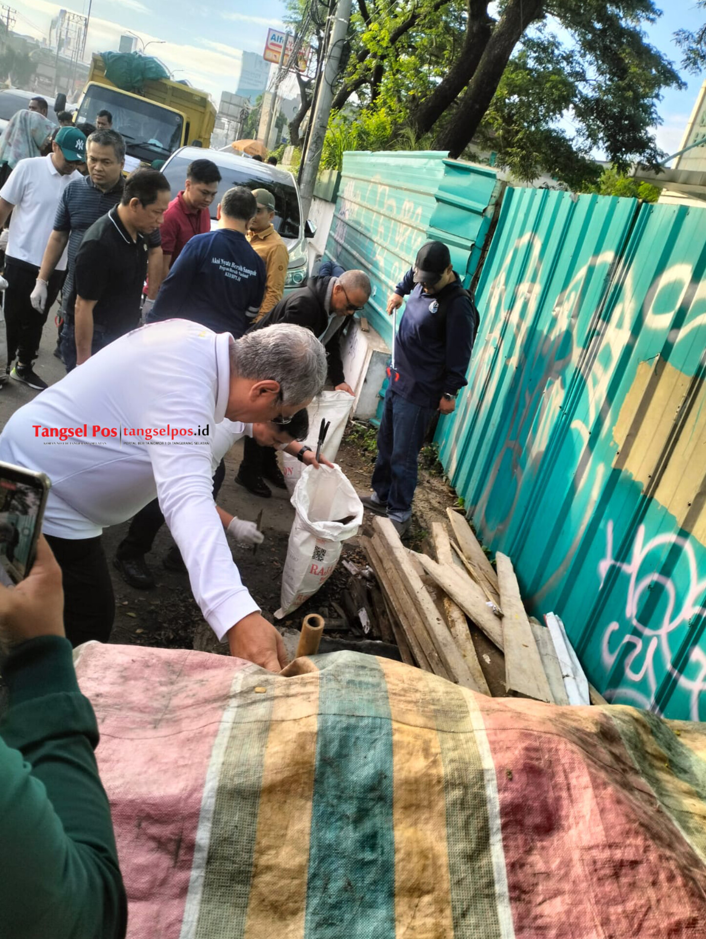 Menteri LH Hanif Faisol bersama Wali Kota Benyamin dan Wakil Wali Kota Pilar turun langsung membersihkan sampah di Jalan Raya Serpong, Rabu (4/2/2026). (tangselpos.id/rmn)