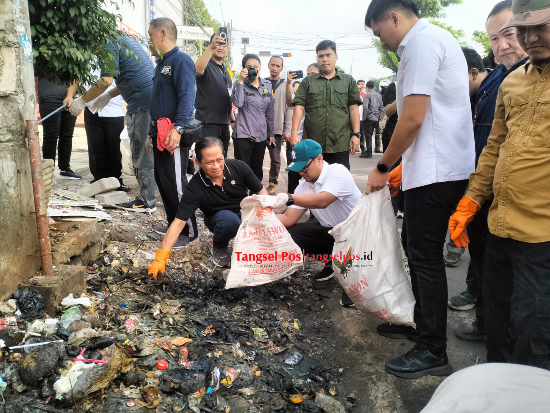 Menteri LH Hanif Faisol bersama Wali Kota Benyamin dan Wakil Wali Kota Pilar turun langsung membersihkan sampah di Jalan Raya Serpong, Rabu (4/2/2026). (tangselpos.id/rmn)