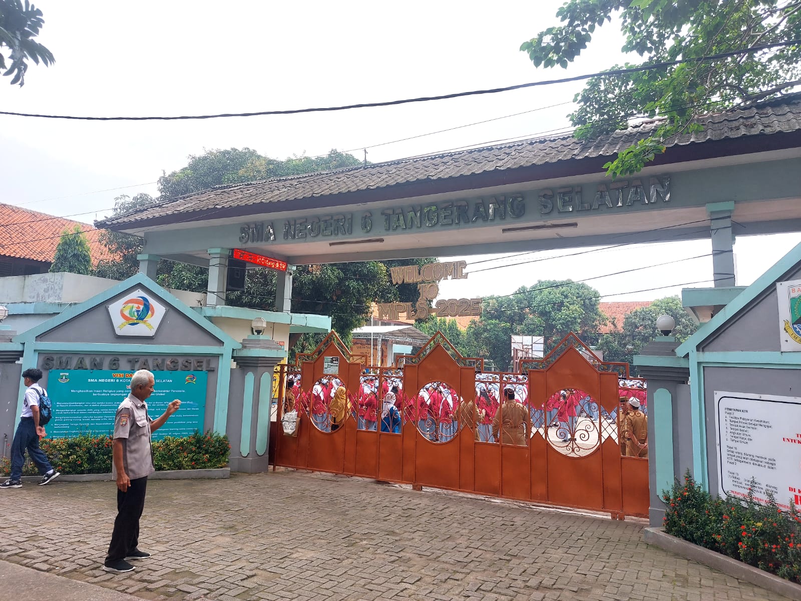 Hari pertama masuk sekolah, akses jalan di sejumlah sekolah negeri di Tangsel masih ditutup, Senin (14/7/2025). (tangselpos.id/rmn)