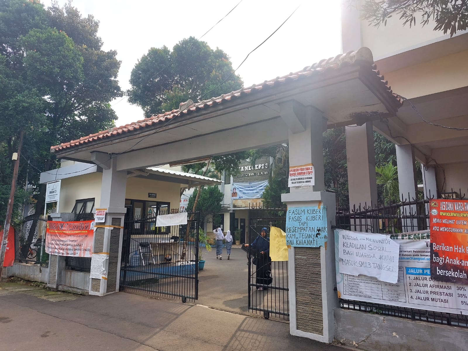 Hari pertama masuk sekolah, akses jalan di sejumlah sekolah negeri di Tangsel masih ditutup, Senin (14/7/2025). (tangselpos.id/rmn)