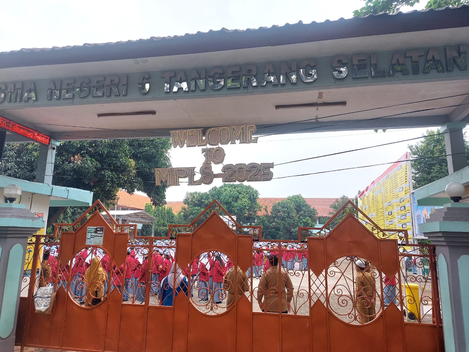 Hari pertama masuk sekolah, akses jalan di sejumlah sekolah negeri di Tangsel masih ditutup, Senin (14/7/2025). (tangselpos.id/rmn)