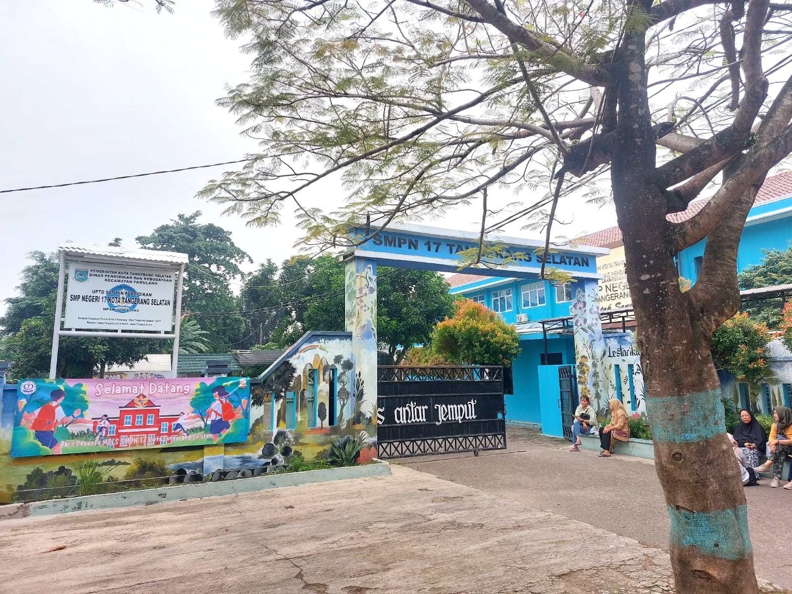 Hari pertama masuk sekolah, akses jalan di sejumlah sekolah negeri di Tangsel masih ditutup, Senin (14/7/2025). (tangselpos.id/rmn)